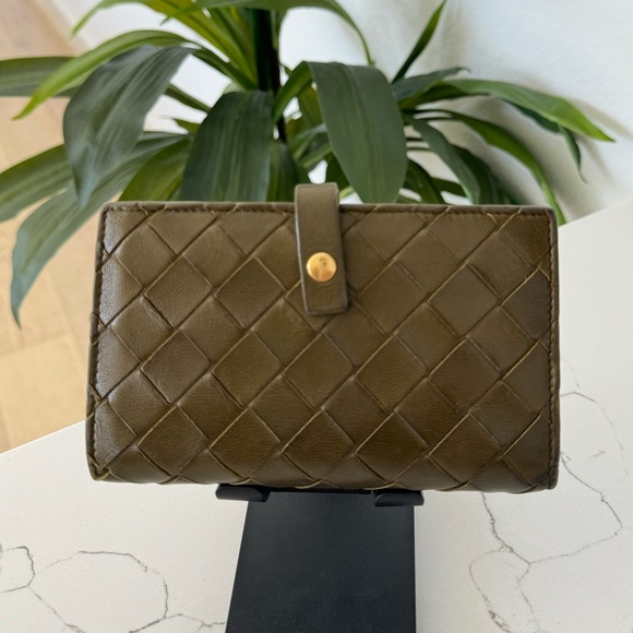 Bottega Veneta IN BOX FULL INCLUSION with crossbody strap $599 - Picture 2 of 6
